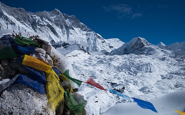 《孤懸冰河的島嶼》尼泊爾島峰(六千米)